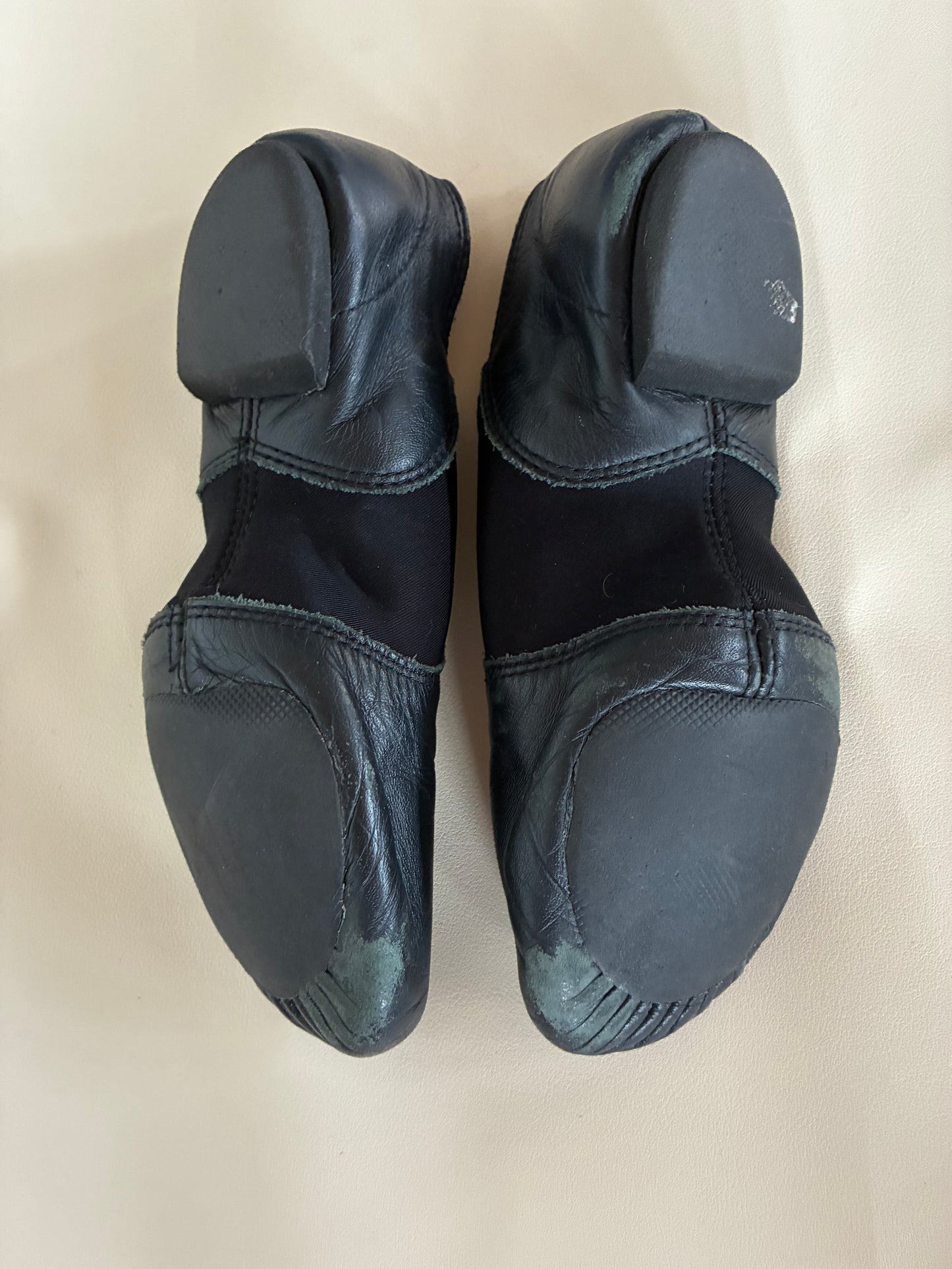 Capezio Black Split Sole Jazz shoes - Size 6W